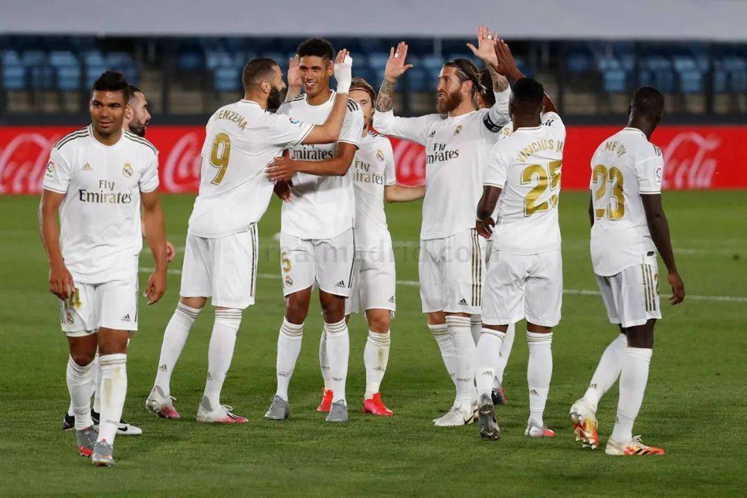 曼联4-1击败狼队，升至英超第六；米兰3-2战胜都灵，登顶积分榜。（曼联4比1擒狼队跻身英超第六，米兰3比2力克都灵领跑积分榜）