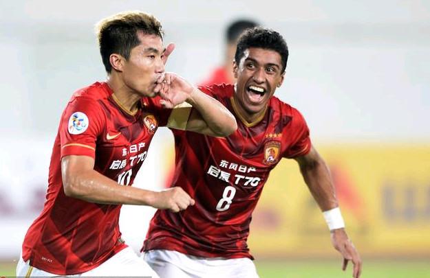 女生打高尔夫打中野鸭，鸭在湖中走，高尔夫从天上来