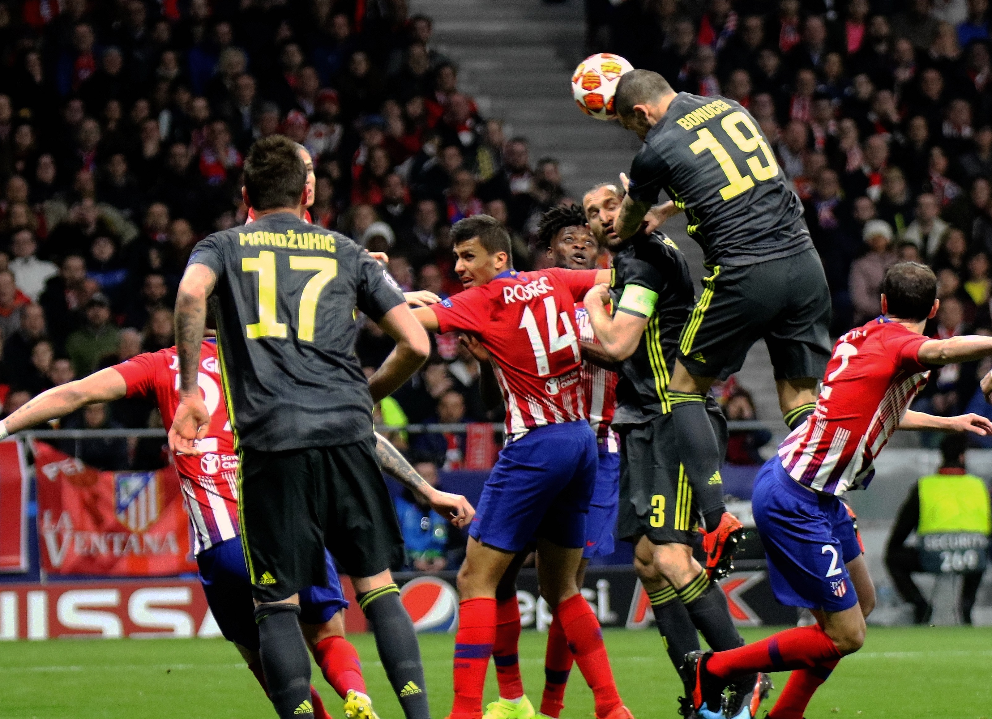 巴萨发布本赛季第四套球衣：纪念20年前的今天客场3-0皇马（为纪念20年前今日客场3比0击败皇马，巴萨推出本赛季第四套球衣）